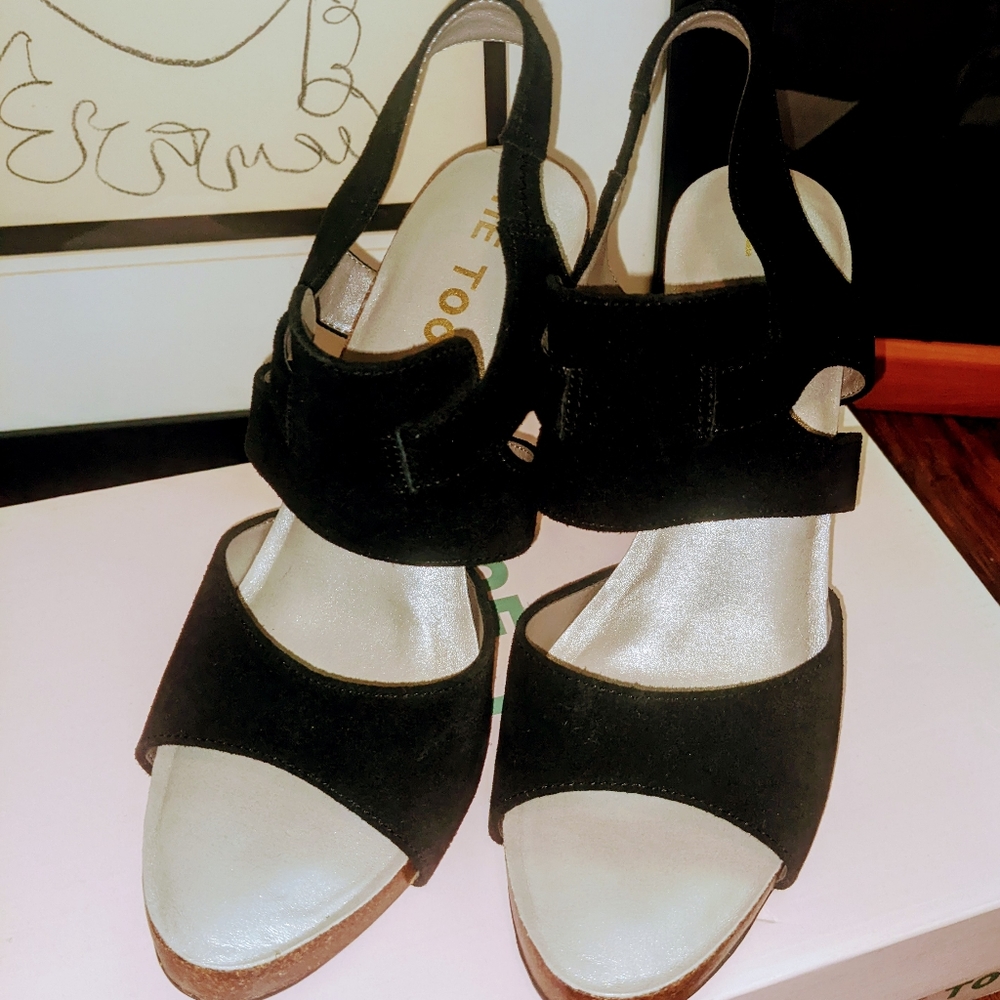Me Too black leather strappy heels size 9.5 M